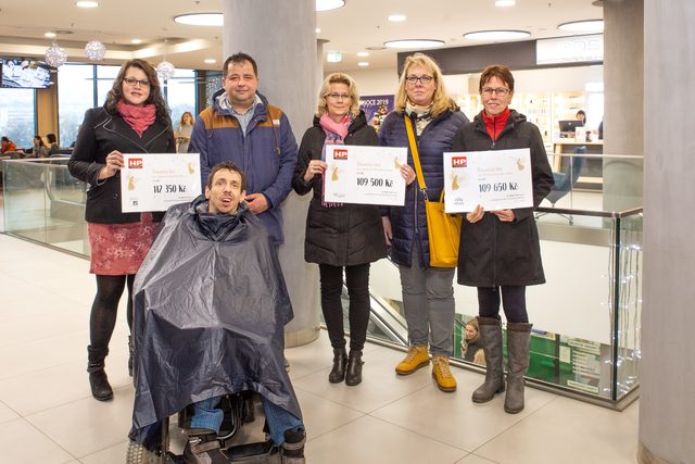 HP TRONIC daroval přes tři sta tisíc korun')